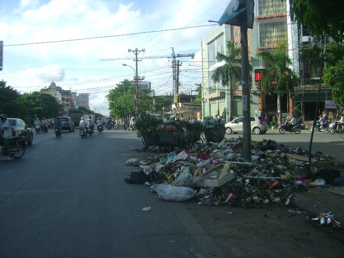 Rác ùn tắc thành từng đống lớn tại các đoạn đường giao cắt nhau