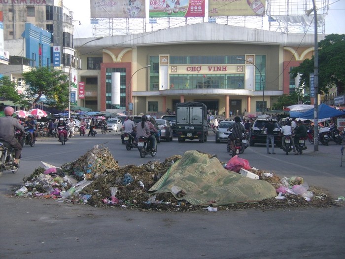 Rác thải ngập cổng vào chợ Vinh