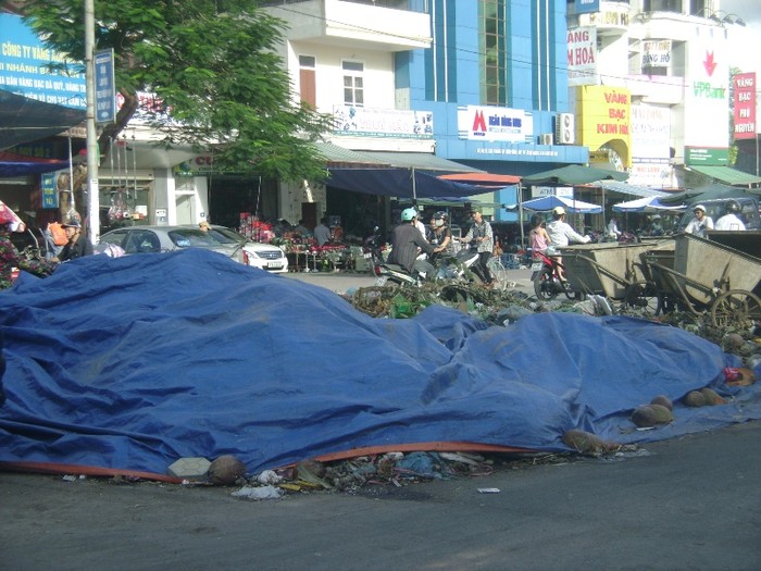 Do lượng rác lớn, để nhiều ngày và bốc mùi hôi thối nên người dân đã phải dùng bạt để che, chắn bớt mùi hôi thối