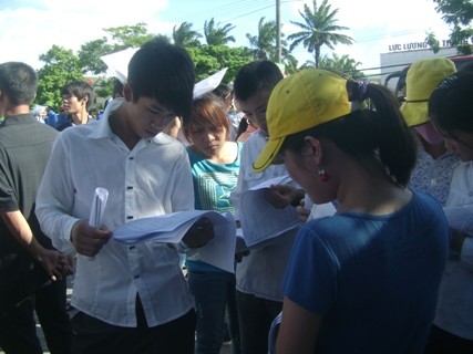 Tình hình an ning trật tự an ninh tại cụm thi Vinh vẫn đảm bảo an toàn, tuy nhiên hiện tượng bán và phát tờ rơi sau các buổi thi vẫn còn diễn ra