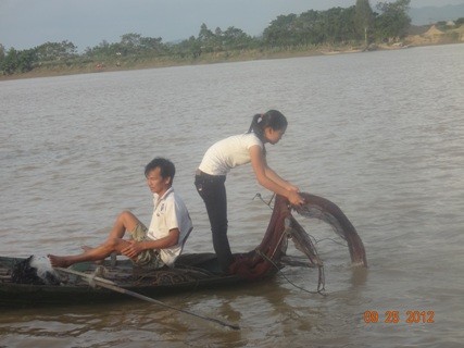 Trong khi đã quá ngày nhập học hơn 20 ngày thì Thắm vẫn hàng ngày theo bố mẹ đi đánh cá mưu sinh.