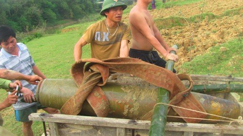 Sau hai ngày lực lượng công binh thuộc Ban chỉ huy quân sự huyện Thanh Chương đã đưa được quả bom lên khỏi lòng sông và đem đi xử lý an toàn