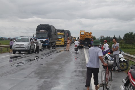 Vụ tai nạn cũng khiến tuyến đường chạy qua đây bị tắc hơn 2km