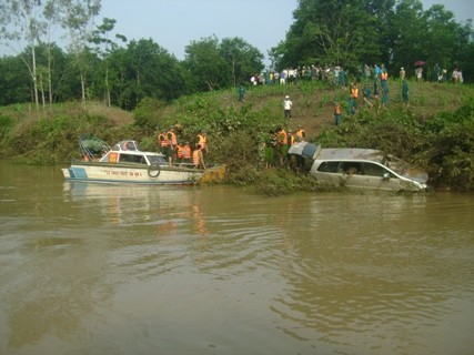 Trước đó, vào khoảng 6h45 sáng ngày 22/9 khi nước Khe Ang rút chiếc xe gặp nạn và 4 nạn nhân mất tích đã được tìm thấy