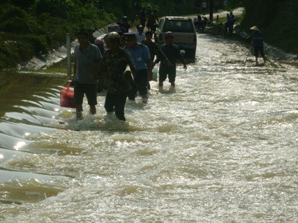 Mặc dù biết nước lũ tại Khe Ang lớn nhưng ông Trương Văn Thái vẫn liều lĩnh cho xe chạy qua dẫn đến hậu quả thảm thương