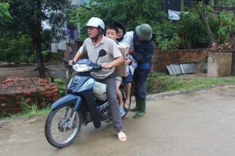 Đưa người già và trẻ em đến nơi trú bão an toàn tại huyện Nghi Xuân, Hà Tĩnh