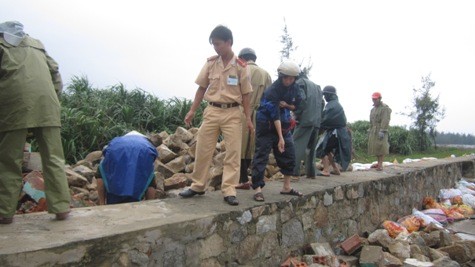 Các lực lượng chức năng tỉnh Hà Tĩnh đang hỗ trợ người dân gia cố bờ kè ven biển