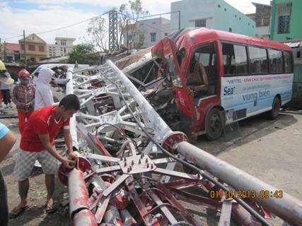 Cột phát sóng của Đài tiếng nói Việt Nam tại TP. Đồng Hới bị bão quật đổ đè chết 2 người