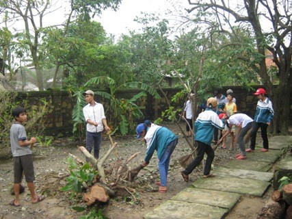 Các em học sinh An Xá cũng đã đến dọn dẹp khu lưu niệm.