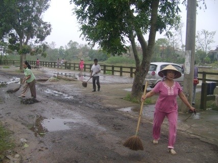 Người dân An Xá nghe tin đã đến dọn dep đường sá vào khu lưu niệm, chuẩn bị đón khách đến chia buồn.