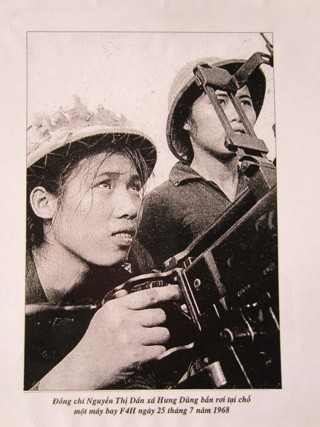 Nữ dân quân làng Đỏ Nguyễn Thị Dần bắn rơi máy bay Mỹ(ảnh do Bảo tàng Nghệ An cung cấp)