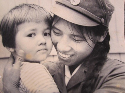 Nữ dân quân làng Đỏ Nguyễn Thị Dần chụp ảnh với thiếu nhi Liên Xô (ảnh do nhân vật cung cấp)