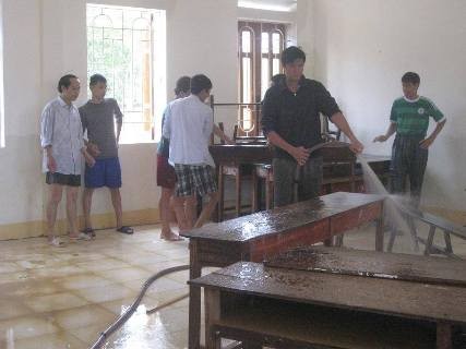 Các giáo viên trường THPT Cù Huy Cận, huyện Đức Thọ, Hà Tĩnh đang dọn dẹp bùn đất tại các phòng học sau lũ (ảnh LQC)