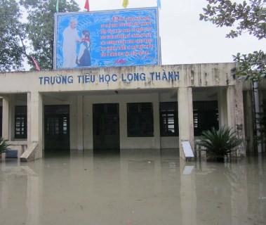 Trường tiểu học xã Long Thành, huyện Yên Thành, Nghệ An bị ngập chìm trong nước lũ