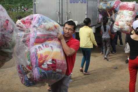 Không ai bảo ai mỗi người một kiện hàng nhanh chóng chuyển xuống nơi quy định