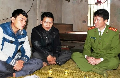 Công an huyện Quỳ Hợp đang thăm hỏi động viên đồng chí Tiến ( bên tay trái) sau khi bị đối tượng Tuấn tấn công gây thương tích
