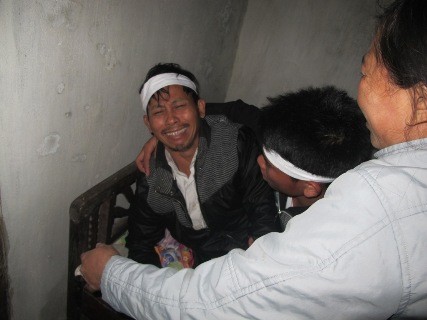 Người thân của liệt sỹ Phan Văn Hạnh khóc ngất lên khi đón nhận thi hài anh