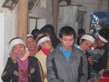 Người thân khóc thương để chuẩn bị tiễn Trung uý Phan Văn Hạnh về với đất mẹ