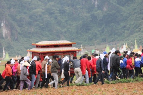 Chiều ngày 10/2 hàng trăm người thân, bạn bè, thầy cô đã xót xa tiễn đưa em Q về nơi an nghỉ cuối cùng