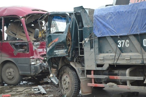 Sau khi xảy ra vụ nổ kinh hoàng trên xe, chiếc xe khách đã mất lái chạy thêm đoạn nữa và đâm vào chiếc xe tải chạy ngược chiều.