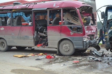 Hiện trường vụ tai nạn xe khách nghiêm trọng tại huyện Diễn Châu, Nghệ An làm hàng chục người bị thương vong