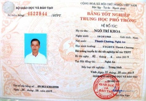 Ông Ngô Trí Khoa - Phó trưởng công an xã Hạnh Lâm cũng học và thi một khóa với bà Oanh tại Trung tâm GDTX huyện Thanh Chương cũng không thi đậu tốt nghiệp nhưng cũng có bằng tốt nghiệp nhưng lại có phôi bằng khác với bà Oanh