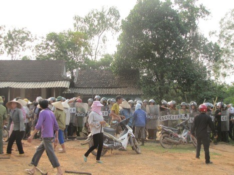 Hàng trăm chiến sĩ công an khác được điều động đến giải nguy cho 4 chiến sĩ công an bị bắt trước đó nhưng tiếp tục bị người dân tấn công làm 5 chiến sĩ khác bị thương