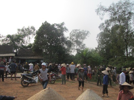 Hàng trăm người dân đã bao vây bắt và đánh thương 4 chiến sĩ công an khi nghe tiếng Trường kích động, hô hoán