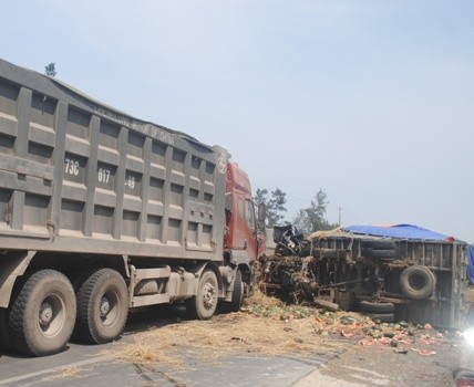 Vụ tai nạn làm chiếc xe benz lật ngang đường khiến gioa thông trên QL 1A đi qua đây bị ách tắc 2 giờ liền