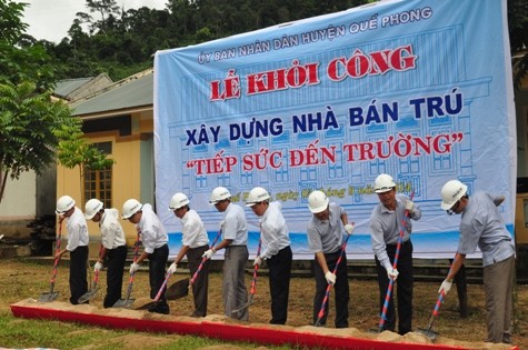 Ngày 3/9 ông Hồ Đức Pước - Bí Thư tỉnh ủy Nghệ An cùng đại diện các đơn vị tài trợ và chính quyền địa phương đã tiến hành làm lễ khởi công xây dựng nhà bán trú từ nguồn vốn kêu gọi &quot;tiếp sức đến trường&quot; tại Trường tiểu học và trung học cơ sở xã Nậm Giải, huyện Quế Phong, Nghệ An