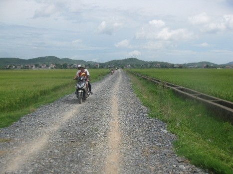 Chỉ một đoạn ngắn này được rải đá dăm nhưng cũng chư được lu nén nên đá lởm chởm rất khó đi lại