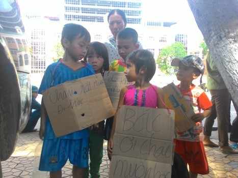 Các phụ huynh đã cho các em học sinh là con em của mình đeo những biển giấy mong muốn được đi học như trong ảnh để phản đối việc sáp nhập trường