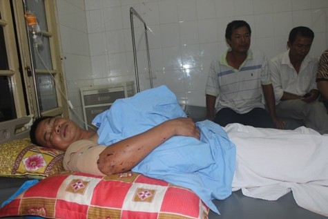 Lái xe Phan Đình Ninh đã qua cơn nguy kịch nhưng vẫn đang phải điều trị tại bệnh viện. Anh cho biết gói hàng phát nổ được một cậu bé khoảng 12, 13 tuổi gửi nhưng không rõ địa chỉ