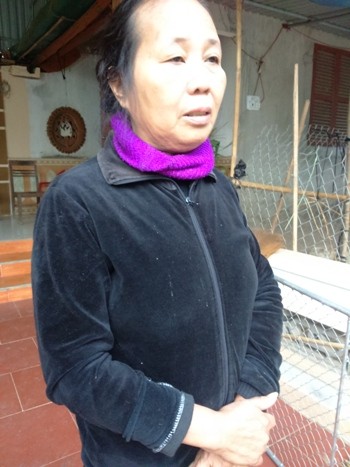 Bà Hoàng Thị Bình khóc lóc, bất an lo lắng cho tính mạng của đứa con và đứa cháu mình đang kẹt dưới hầm thủy điện tại Lâm Đồng