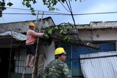 Nhân viên điện lực cũng đang nhanh chóng khắc phục sự cố điện do giông lốc gây ra (ảnh Nguyễn Cường)