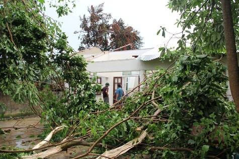 Trận mưa giông kèm theo lốc xoáy chiều ngày 4/5 đã làm hàng chục nhà dân và phòng học tại huyện Quế Phong (Nghệ An) bị tốc mái, hư hỏng nặng (ảnh Nguyễn Cường)