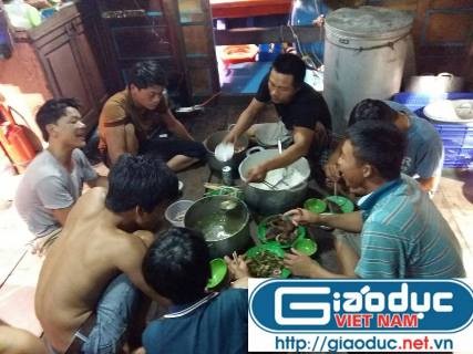 Giờ nghỉ mỗi ngày của người ngư dân chỉ có khoảng 4 đến 5 tiếng sau hai bữa cơm trưa và chiều nên mỗi bữa cơm luôn diễn ra chóng vánh khoảng 15 phút (ảnh Xuân Hòa)