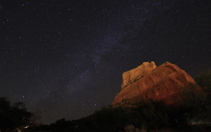 Dải ngân hà nhìn thấy trong đêm tại Sedona, Arizona.