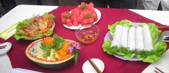 Món nem cuốn với vị thơm của rau mùi, vị cay của ớt, chua của canh quyện với mùi đặc trưng của gừng, tỏi là một trong những món đặc trưng của ẩm thực Việt Nam