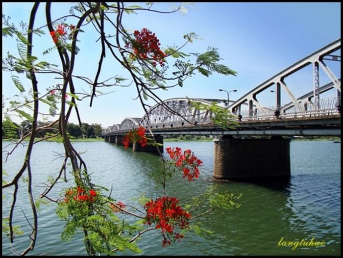 Sông Hương - cầu Tràng Tiền, vẻ đẹp hòa vào làm một tạo nên vẻ đẹp làm say lòng người