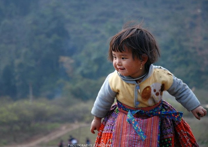 Mỗi chúng ta làm sao có thể không yêu cho được với khuôn mặt bầu bĩnh, ngây thơ của cô bé người Mông này.