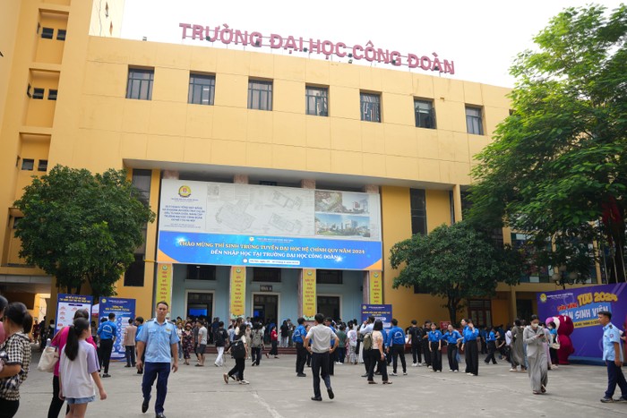 Tân sinh viên Trường Đại học Công đoàn đi nhập học vào ngày 29/8/2024. Ảnh: NTCC