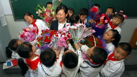 Tặng hoa hay lựa chọn món quà khác đều là cách thể hiện tấm lòng với thầy cô. (Ảnh: Báo Lao động)