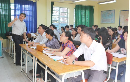 Cán bộ quản lý giáo dục phải làm rất nhiều loại báo cáo, hồ sơ. (Ảnh mang minh họa từ Báo Bình Dương)