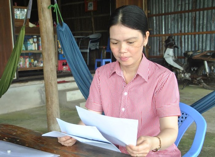 Cô Mai Lệ Cẩm bức xúc cho rằng: “Tôi là con người chứ không phải ‘trái banh’ mà ai muốn đá đi đâu thì đá”.