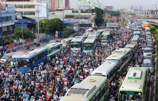 “Tiêu chí kẹt xe” phải là xe “không nhúc nhích”, như vậy chỉ được phép nói &quot;ùn ứ&quot; chứ không được nói là &quot;ùn tắc&quot;? (Ảnh minh họa trên nld.com.vn)