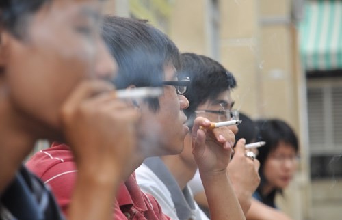 Công dân có quyền yêu cầu không hút thuốc lá tại địa điểm có quy định cấm hút. (Ảnh minh họa: baophapluat.vn)