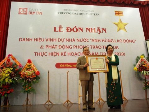 Nhà giáo Lê Công Cơ được trao tặng danh hiệu &quot;Anh hùng lao động&quot;. (Ảnh: Thethaovanhoa.vn)