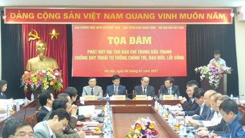 Tọa đàm “Phát huy vai trò báo chí trong đấu tranh chống suy thoái tư tưởng chính trị, đạo đức, lối sống”. (Ảnh: Duy Tiến/ Báo điện tử Đảng Cộng Sản Việt Nam)