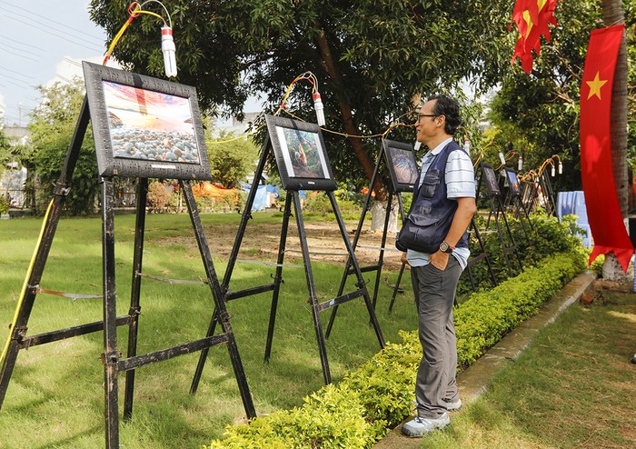 Nhiếp ảnh gia Hoàng Thế Nhiệm cũng tham gia thưởng lãm.